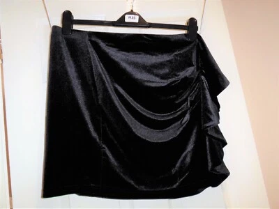 Nueva falda negra con volantes de terciopelo Foto 1 de 4