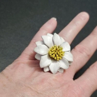 Белое и желтое кожаное регулируемое кольцо с цветком ромашки - Изображение 1 из 4