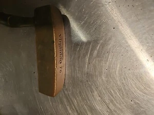 PUTTER TESTA IN OTTONE VINTAGE NORTHWESTERN VIRGINIAN 76 RH - IMPUGNATURA IN PELLE - Foto 1 di 13