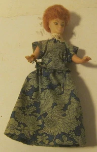 Muñeca artesanal miniatura de colección para casa de muñecas en vestido verde cara y brazos de goma - Imagen 1 de 4