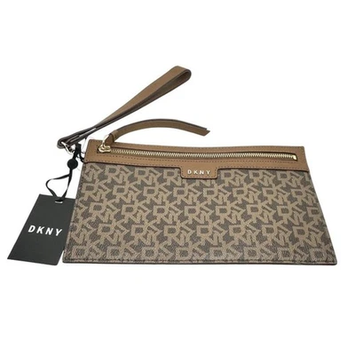 BOLSO CLUTCH DKNY VELA GRANDE PULSERA LOGOTIPO MARRÓN MONOGRAMA NUEVO CON ETIQUETAS PRECIO DE VENTA SUGERIDO POR EL FABRICANTE $118 Foto 1 de 4