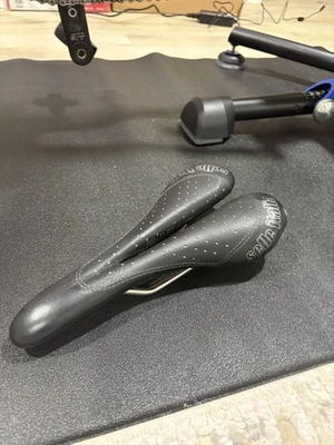 Selle Italia SPORT Gel Flow Road Saddle - FEC Alloy Rails, Unisex Comfort for - Image 1 of 2