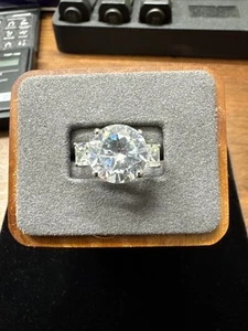 18KGE Cushion Cut Moissanite Three Stone Engagement Ring 18KGE White Gold Sz 7 - Picture 1 of 10