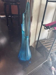 VASO VINTAGE LE SMITH BLU PAVONE SEMPLICITÀ VETRO OSCILLANTE A COSTINE CON DITA 24,5" - Foto 1 di 3
