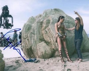 Patty Jenkins signed Autogramm 8x10 Foto - Wonder Woman Regisseurin mit Gal Gadot - Bild 1 von 4