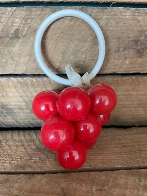 Hochet ancien en celluloïd - grappe de raisins - Photo 1/4