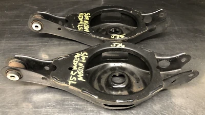 Brazos de control inferiores traseros Nissan Altima 2004-2006 par de perchas de resorte OEM Foto 1 de 4