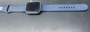 Apple Watch SE 2nd Gen 44MM Silver GPS Aluminum A2723 Blue Band - Photo 1 sur 5