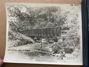 Vintage 1930er Ohio Eisenbahn Brücke Foto OH Kinder spielen Wasser Fluss #16-37 - Bild 1 von 5