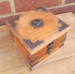 Caja de almacenamiento pequeña de madera vintage original antigua hecha a mano de metal apta para 15x15x10 Cm - Imagen 1 de 19
