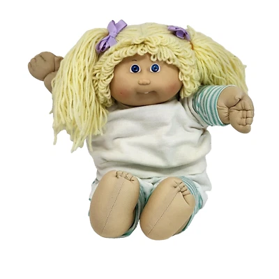 MUÑECA VINTAGE REPOLLO PARCHE NIÑOS NIÑA OJOS AZULES COLETAS RUBIAS UN DIENTE FRONTAL Foto 1 de 4