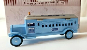 Autobús Hallmark Kiddie Car Classics Sidewalk Cruisers 1932 Coast to Coast VDB MC - Imagen 1 de 7