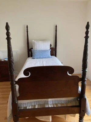 FEDERAL MAHOGANY TWIN SIZE PINEAPPLE & ACANTHUS LEAF CARVED  BED - Image 1 of 4