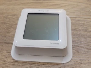 Honeywell TH6320WF2003 T6 Pro Series Z-Wave Thermostat - Picture 1 of 4
