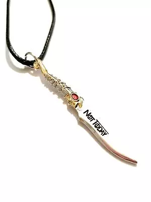 Game of Thrones Collana Pugnale Arya Stark Not Today Trono di Spade Nichel Free - Immagine 1 di 2