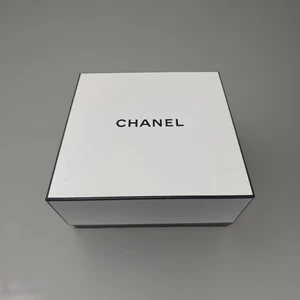 Autentica confezione regalo Chanel bianca - 9" x 9 x 4" (0979) - Foto 1 di 7