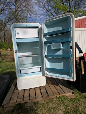 HOTPOINT REFRIGERATOR TURQUOISE ACCENTS MODEL 12EB8A RUNNING SEE PHOTO DESCRIPT. - Image 1 of 4