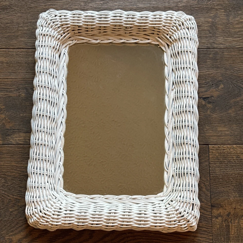 Espejo de mimbre vintage de 16" x 12" Boho Cottage Shabby Chic rectangular Foto 1 de 4