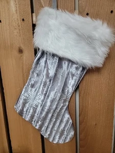 Holiday Time 19" weiß gesteppt bestickt Silber Schneeflocke Weihnachtsstrumpf - Bild 1 von 3