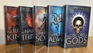 A Chorus of Dragons von Jenn Lyons SIGNIERT & NUMMERIERT UK 1./1. HB 5 Vol. Set - Bild 1 von 19