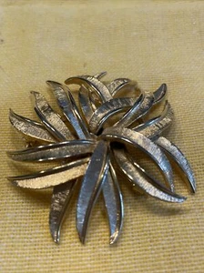 Broche vintage par Lisa satin ton or tourbillon feuille fleur 2" - Photo 1/5