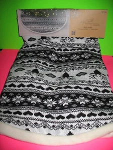 NWT Jaclyn Smith 48" Tree Skirt HOMESTEAD HOLIDAY Black/White Knitted - Picture 1 of 4