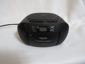 JENSEN CD545 Lettore CD/AUX Portatile, Cassette Rec/Lettore con Radio AM/FM Funzionante - Foto 1 di 7