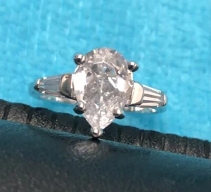 Anillo de compromiso clásico de 2 quilates en forma de pera con baguette cónica de plata 925 maciza - Imagen 1 de 11