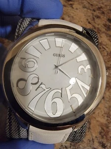 GUESS UNISEX SPORTLICH SILBERFARBEN, ECHT WEISS LEDER BAND, AUFFÄLLIGE UHR - G66527L - Bild 1 von 9