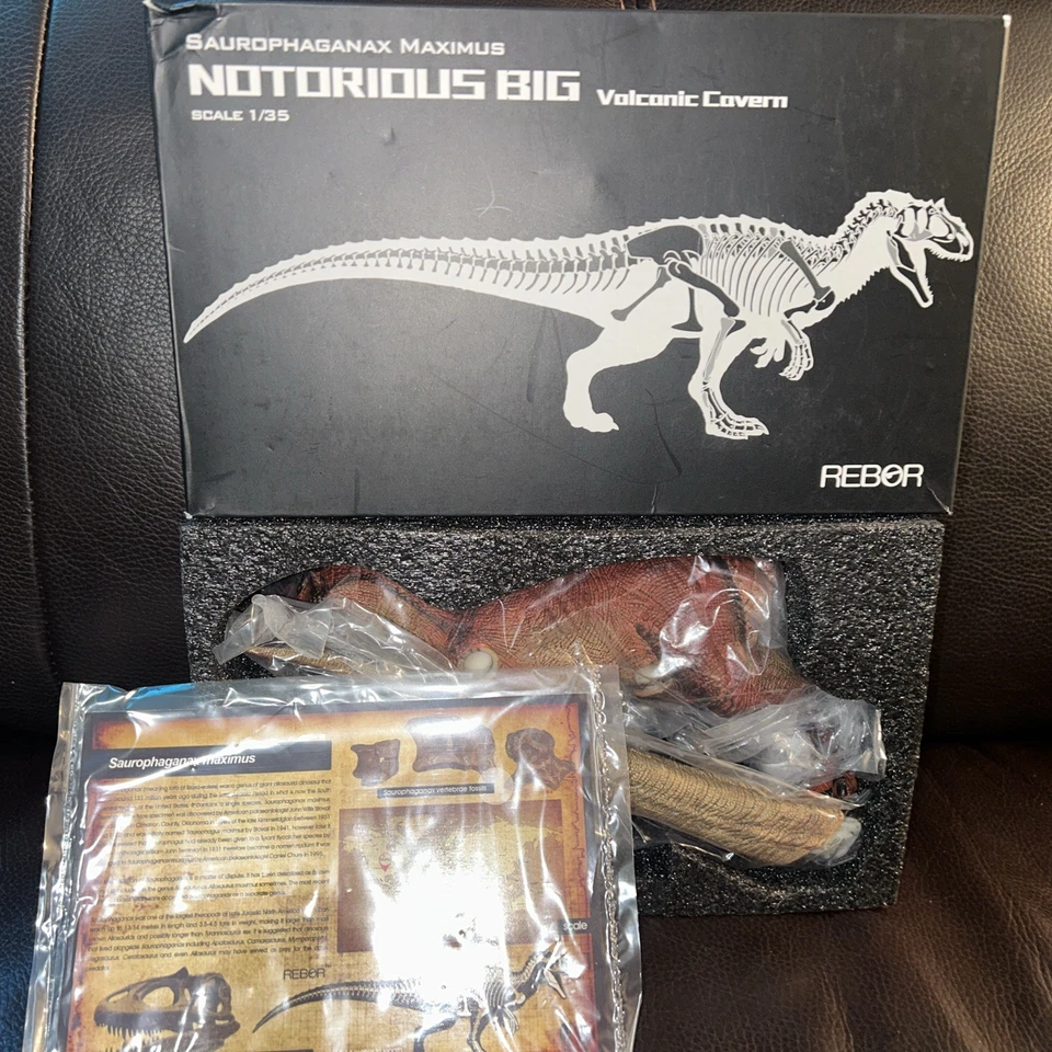 REBOR Saurophaganax Maximus NOTORIA GRAN CAVERNA VOLCÁNICA Rojo Ver. Decoración de modelo Foto 1 de 4