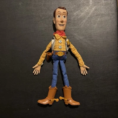 Muñeca Woody Toy Story Tire de la cuerda funcionando Hasbro Pixar 2002 sin sombrero probado de colección Foto 1 de 4