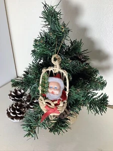 Vintage blauäugiger Weihnachtsmann & Baum im Korb Weihnachtsschmuck - zierlich! - Bild 1 von 9