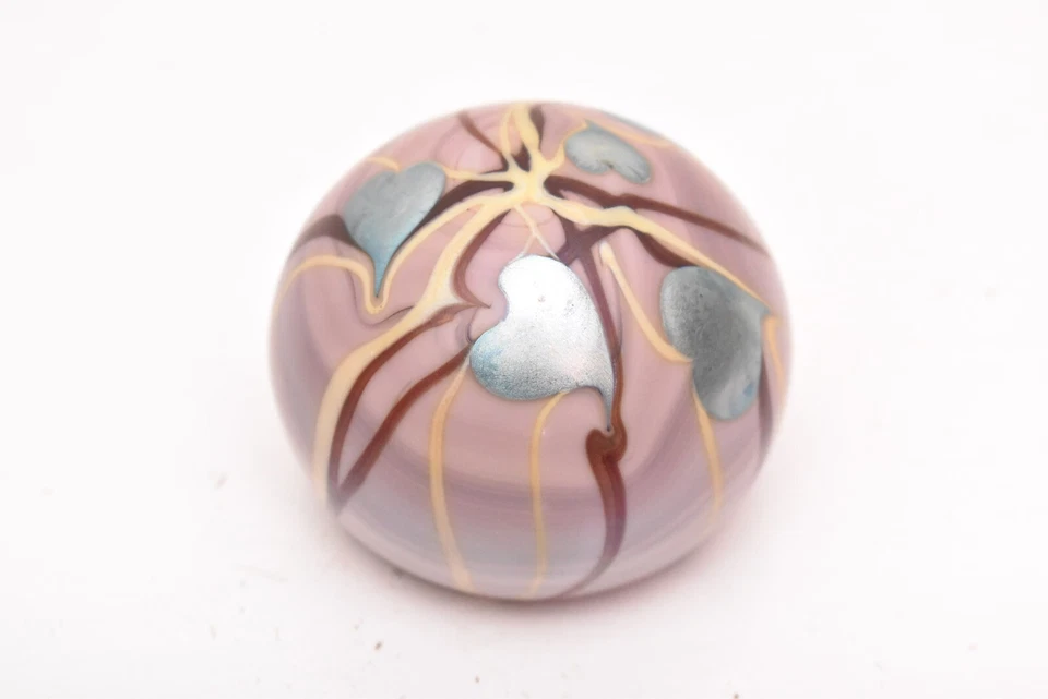 Pisapapeles Orient Flume Studio Art vidrio iridiscente corazones colgantes FIRMADO Foto 1 de 4