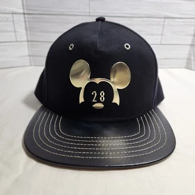 Sombrero con cierre a presión de cuero sintético negro y dorado Mickey Mouse 28 Millennial de los parques de Disney Foto 1 de 4