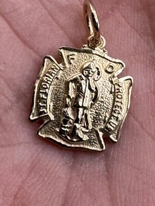 Dije colgante Saint Florian de oro amarillo liso de 14 K, Maker Creed - Imagen 1 de 6