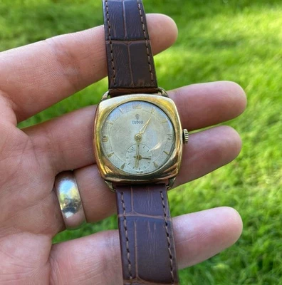 Reloj mecánico Rolex antiguo vintage de 1930 Tudor con estuche de cojín dorado para hombre Foto 1 de 4