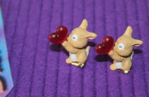 Par de miniaturas alegres de perro con corazón globo vintage 1992 sello - Imagen 1 de 3