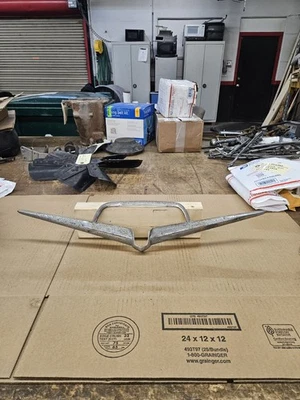 Ford Fairlane 1956 emblema de maletero bisel moldura Fomoco 7043525 Victoria Sunliner OEM Foto 1 de 4