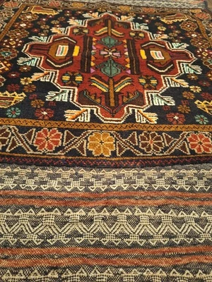 Alfombra de lana anudada a mano Foto 1 de 4