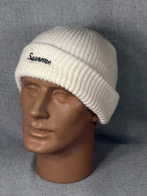 Gorro tejido blanco roto con logotipo Supreme Script hecho en Canadá FW Streetwear Foto 1 de 4