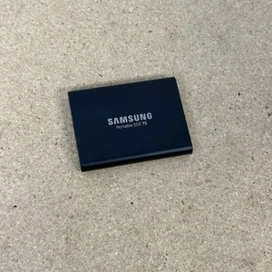 Samsung T5 Portable SSD - 2TB - USB 3.1 External SSD (MU-PA2T0B/AM) - Black - Photo 1/4