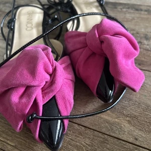 $675 GIANNICO JULIANNE Sandalias de charol negro con lazo de gamuza magenta, talla 36,5 - Imagen 1 de 14