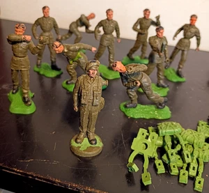 10 Vintage BRITAINS Toy SOLDIERS WW 1 w/ Backpacks and Miscellaneous Parts - Picture 1 of 6