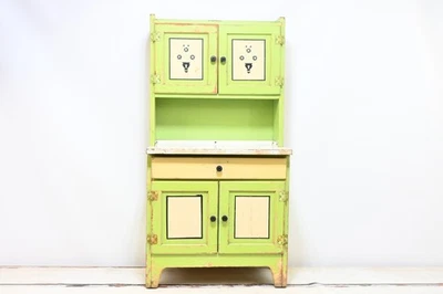 Antigo armário infantil Hoosier da década de 1930 com etiqueta de latão original verde TuTone Z73 - Imagem 1 de 4
