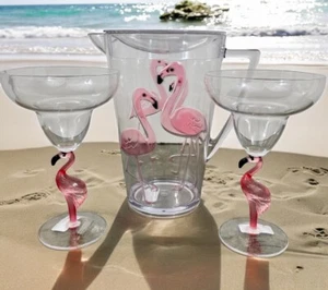 Jarra Acrílica Novogratz Flamingo + 2 Vasos Margarita Tallos Tropical Conjunto Nuevo con Etiquetas - Imagen 1 de 7