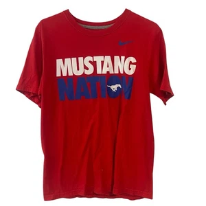 The Nike Tee Dri-Fit SMU Mustang Athletics Shirt Sleeve Tee Rosso Uomo Taglia M - Foto 1 di 4
