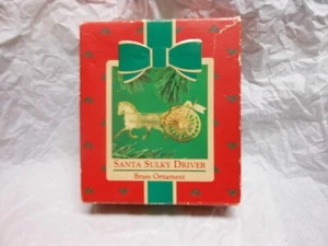 Adorno de latón Hallmark Keepsake ""Santa Sulky Driver"" 1984 USADO - Imagen 1 de 1