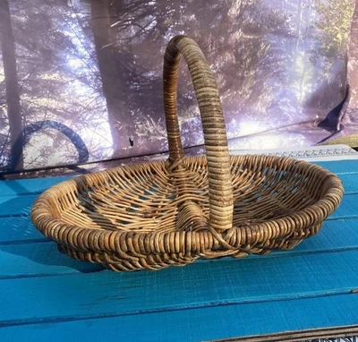 Antigua cesta de recolección de férulas de roble} Foto 1 de 4
