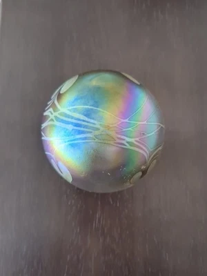 Peso de papel assinado Eric Bracken Glasshouse Studios corações iridescentes e videira - Imagem 1 de 4