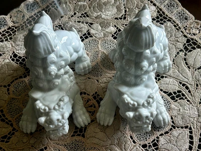Par de Foo Dogs de cerámica china vintage de porcelana esmaltada blanca. Foto 1 de 4
